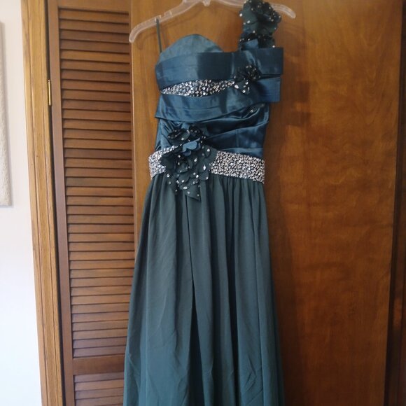 Emerald green long dress/gown with beautiful embellishments, size 2 - Picture 1 of 5